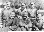 Bundesarchiv Bild 135-KA-10-098, Tibetexpedition, Expeditionsteilnehmer In Tracht