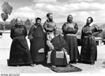 Bundesarchiv Bild 135-S-17-04-24, Tibetexpedition, Tashi Lhunpo, Gruppenbild Mit Abt