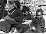 Bundesarchiv Bild 135-S-13-14-26, Tibetexpedition, Lhasa, Tibeterin mit Kindern