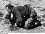 Bundesarchiv Bild 135-S-04-22-22, Tibetexpedition, Krause Filmend