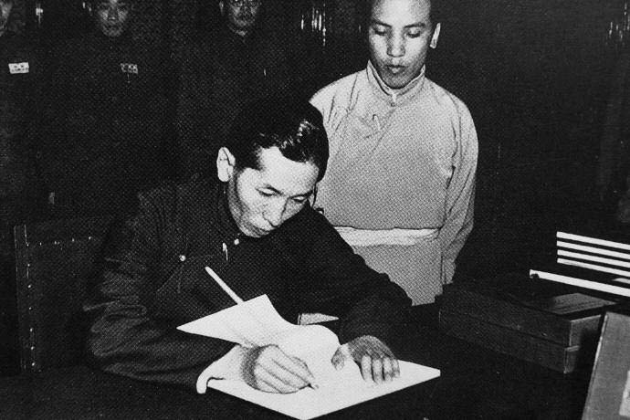 Ngapö 1951 in Beijing bei der Unterzeichnung des 17 Punkte Abkommens