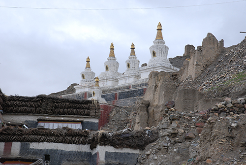 Neue Chörten inmitten von Ruinen in Sakya