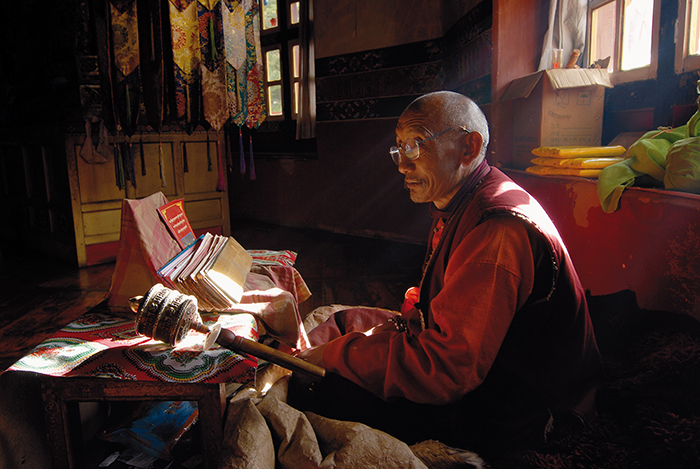 Studierender Mönch im Kloster Namling - Ost-Tibet