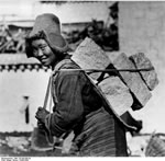 Bundesarchiv Bild 135-BB-088-09, Tibetexpedition, Steine tragende Tibeterin