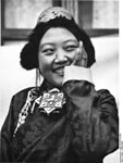 Bundesarchiv Bild 135-KB-10-060, Tibetexpedition, Tibeterin aus Lhasa