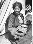 Bundesarchiv Bild 135-KB-12-088, Tibetexpedition, Tibeterin mit Säugling