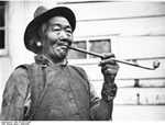 Bundesarchiv Bild 135-KB-13-049, Tibetexpedition, Tibeter Pfeife rauchend