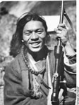 Bundesarchiv Bild 135-KB-13-051, Tibetexpedition, Tibeter mit Gewehr