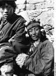 Bundesarchiv Bild 135-S-12-35-30, Tibetexpedition, Nomade und Nomadin, Kopfschmuck
