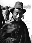 Bundesarchiv Bild 135-S-12-41-08, Tibetexpedition, Tibeter mit Gebetsmühle