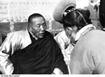 Bundesarchiv Bild 135-S-13-02-36, Tibetexpedition, Minister Meldung erhaltend
