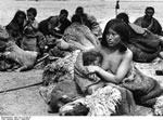 Bundesarchiv Bild 135-S-15-48-24, Tibetexpedition, Golok Frau mit Kind im Lager