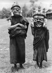 Bundesarchiv Bild 135-KA-01-074, Tibetexpedition, Mönche mit Masken