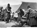 Bundesarchiv Bild 135-BB-133-09, Tibetexpediton, Feldküche in Lhasa