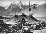 Bundesarchiv Bild 135-KB-04-034, Tibetexpedition, Nomaden vor Zelt