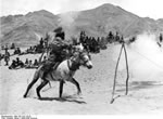 Bundesarchiv Bild 135-S-01-16-25, Tibetexpedition, Volksfest, Wettschießen