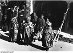 Bundesarchiv Bild 135-S-01-25-24, Tibetexpedition, Tempelfest, Tänzer