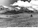 Bundesarchiv Bild 135-S-02-05-17, Tibetexpedition, Landschaftsaufnahme, Reiter
