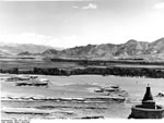 Bundesarchiv Bild 135-S-14-01-11, Tibetexpedition, Landschaftsaufnahme, Lingkas