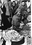 Bundesarchiv Bild 135-S-10-15-30, Tibetexpedition, Lhasa, Markt, Verkaufsstand