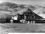 Bundesarchiv Bild 135-S-10-18-25, Tibetexpedition, Nangkartse, Bauernhaus