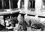Bundesarchiv Bild 135-S-13-14-23, Tibetexpedition, Lhasa, Hof eines Hauses