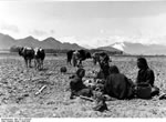Bundesarchiv Bild 135-S-14-04-05, Tibetexpedition, Rastende Bauernfamilie
