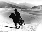 Bundesarchiv Bild 135-S-15-14-09, Tibetexpedition, Sanddüne, Reiter